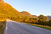 Strasse, Berge, Sonnenuntergang, Arktis, Austvagoya, Lofoten, Norwegen, Europa