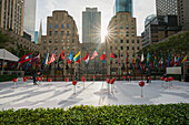 Flaggen im Rockefeller Center, Manhatten, New York City, New York, USA