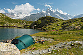 Zelt an den Lacs des Cheserys, Aiguille du Chardonnet, Aiguilles Verte, Haute-Savoie, Frankreich