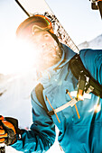 Junger Skifahrer wandert durch den Tiefschnee abseits der Piste, Kaprun, Salzburg, Österreich