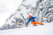 Junger Skifahrer carvt eine Piste herunter Kaprun, Salzburg, Österreich