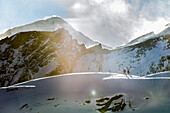 Junge Skifahrer wandern durch den Tiefschnee abseits der Piste, Kaprun, Salzburg, Österreich