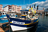 Fischerboot im Hafen, Saint-Jean-de-Luz, Pyrénées-Atlantiques, Frankreich, Europa