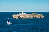 Segelboot und Insel mit Leuchtturm, nahe Bilbao, Baskenland, Spanien, Europa