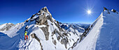 Panorama mit Frau auf Skitour steht in der Hochfeldscharte, Sittersbachtal, Hochfeldscharte, Nationalpark Berchtesgaden, Berchtesgadener Alpen, Oberbayern, Bayern, Deutschland