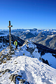 Frau steht am Gipfel des Taubenstein und blickt auf Bayerische Alpen, Taubenstein, Spitzing, Bayerische Alpen, Oberbayern, Bayern, Deutschland