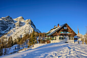 Ostpreußenhütte mit Hochkönigstock im Hintergrund, Ostpreußenhütte, Berchtesgadener Alpen, Salzburg, Österreich