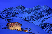 Amberger Hütte bei Nacht, Stubaier Alpen im Hintergrund, Amberger Hütte, Stubaier Alpen, Tirol, Österreich