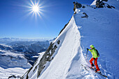 Frau auf Skitour steht in der Hochfeldscharte, Sittersbachtal, Hochfeldscharte, Nationalpark Berchtesgaden, Berchtesgadener Alpen, Oberbayern, Bayern, Deutschland