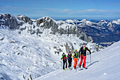 Vier Personen auf Skitour steigen auf zum Fritzerkogel, Fritzerkogel, Tennengebirge, Salzburg, Österreich