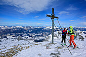 Zwei Frauen auf Skitour gratulieren sich zum Fritzerkogel, Fritzerkogel, Tennengebirge, Salzburg, Österreich