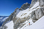 Frau auf Skitour steigt zur Forca de la Val auf, Forca de la Val, Julische Alpen, Friaul, Italien