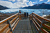 Two visitors at Perito Moreno Glacier in the Parque Nacional de los Glaciares (Los Glaciares National Park), UNESCO World Heritage Site, Patagonia, Argentina, South America