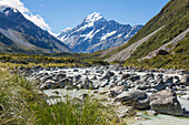 View up the Hooker Valley to Aoraki (Mount Cook), Aoraki (Mount Cook) National Park, UNESCO World Heritage Site, Mackenzie district, Canterbury, South Island, New Zealand, Pacific