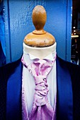 Nahaufnahme eines kopflosen Mannequins, das eine Krawatte trägt. Petticoat-Gassenmarkt, East End, London, England