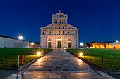 Europe, Italy, Tuscany, Pisa, Cathedral square at dusk