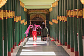Kakku, Taunggyi, Shan State, Myanmar Birmania , People walking towards the entrance of a temple