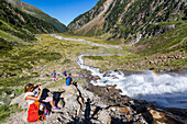 Wanderer im Sulzenautal, Wilde-Wasser-Weg, Stubaital, Tirol, Österreich, Europa