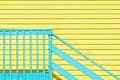 Typischer farbenfroher Aufgang an einem Holzhaus, Fort Myers Beach, Florida, USA