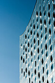 Seitlicher Blick auf die einzigartig geformten Scheiben der Elbphilharmonie, Hamburg, Deutschland