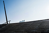 Die Stufen der neuen Elbpromenade mit Blick auf die Elbphilharmonie, Hamburg, Deutschland