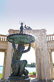 Schweriner Schloss mit Residenzensemble, Orangerie, Blick mit bronzener Stier-Skulptur über den Schweriner Innensee, Landeshauptstadt, Schwerin, Mecklenburgische Seen, Mecklenburgisches Seenland, Mecklenburg-Vorpommern, Deutschland, Europa