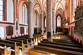 Dorfkirche Hohen Viecheln, innen, mit gotischen Säulen, Strahlendecke, Stifterfigur,  Mecklenburgische Seen, Mecklenburgisches Seenland, Mecklenburg-Vorpommern, Deutschland, Europa