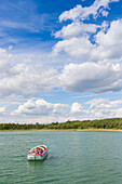 Ausflugsboot auf dem See Breiter Luzin, Feldberg, Mecklenburgische Seen, Mecklenburgisches Seenland, Mecklenburgische Seenplatte, Mecklenburg-Vorpommern, Deutschland, Europa