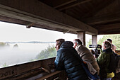 Besucher beobachten Wild. Wiese vor der Wildbeobachtungsstation Schwarzenhof, Müritz-Nationalpark, Mecklenburgische Seen, Mecklenburgisches Seenland, Schwarzenhof, Mecklenburg-Vorpommern, Deutschland, Europa