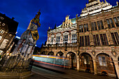 Night trams runs by Bremen Roland statue and the Rathaus, Marktplatz, Bremen, Germany
