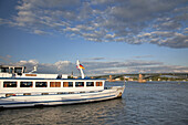 Schiff auf dem Rhein dahinter Theodor-Heuss-Brücke verbindet hessiche Landeshauptstadt Wiesbaden mit rheinland-pfälzischer Landeshauptstadt Mainz, Rheinland-Pfalz, Deutschland, Europa