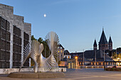 'Skulptur ''Lebenskraft'' vor dem Mainzer Rathaus, im Hintergrund der Mainzer Dom, Mainz, Rheinland-Pfalz, Deutschland, Europa '