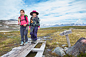 Zwei Mädchen auf dem dem Kungsleden Trekking, Etappe zur Vakkotovare Hütte. Laponia, Lappland, Schweden.