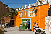 Menschen an öffentlichem Brunnen, Velez-Blanco, Provinz Almeria, Andalusien, Spanien, Europa