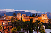 Alhambra, Palast, Festungsanlage, Palastburg, maurische Architektur, UNESCO Welterbe, Sierra Nevada mit Schnee, Granada, Andalusien, Spanien, Europa