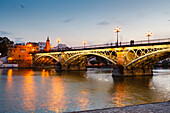 Puente Isabel II, Puente de Triana, Brücke, Barrio de Triana, Stadtviertel Triana, Rio Guadalquivir, Fluss, Sevilla, Andalusien, Spanien, Europa