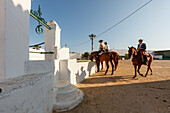 Reiter an einer Viehtränke, El Rocio, Wallfahrt nach El Rocio, Fest, Pfingsten, Provinz Huelva, Provinz Sevilla, Andalusien, Spanien, Europa