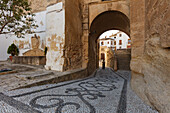 Durchgang unter Iglesia de la Encarnación, Treppe, Alhama de Granada, Provinz Granada, Andalusien, Spanien, Europa