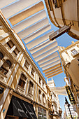 Sonnensegel in der Fußgängerzone, Calle Conde de Gondomar, near Plaza de las Tendillas, Cordoba, Andalusien, Spanien, Europa