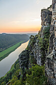 Felsformationen, Bastei, Basteibrücke, Blick auf die Elbe, Rathen, Nationalpark Sächsische Schweiz, Elbsandsteingebirge, Sachsen, Deutschland, Europa
