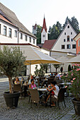Obstmarkt mit der Terrasse des Gasthof Rose, Blick auf das Franziskanerinnenkloster, Kaufbeuren, Ostallgäu, Allgäu, Schwaben, Bayern, Deutschland