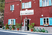 Oxenblutfarbene Pension im Vintage Stil mit grünen Vintage Weinballons davor, Casa Rosalie, Colle San Bartolomeo, Ligurien, Italien, Europa