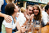 Junges Paar im Bierzelt, Oktoberfest, München, Oberbayern, Bayern, Deutschland