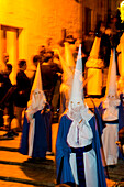 Büßer, Nazarenos, in ihren typischen Büßergewändern bei Prozession, Semana Santa, Karfreitag, Pollença, Mallorca, Balearen, Spanien