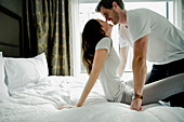 Ein junges süßes Paar berührt Nase an Nase in einem Hotelzimmer in Dallas