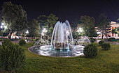 Verona, Italien, Europa, Ein Brunnen auf dem Piazza BH mit Arena auf dem Hintergrund