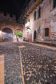Verona, Veneto, Italien, Haus von Juliet bei Nacht