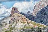 Trentino Alto Adige, Italien, Europa Park der Tre Cime di Lavaredo, die Dolomiten Berge während eines Tages mit Wolken, Im Hintergrund sehen Sie den Berg Paterno und die Zuflucht Locatelli