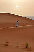 Gehen in Erg Chebbi, Westsahara, Marokko, Nordafrika