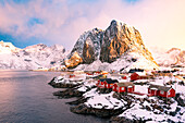 Hamnoy, Lofoten Inseln, Norwegen, Winteransicht bei Sonnenaufgang